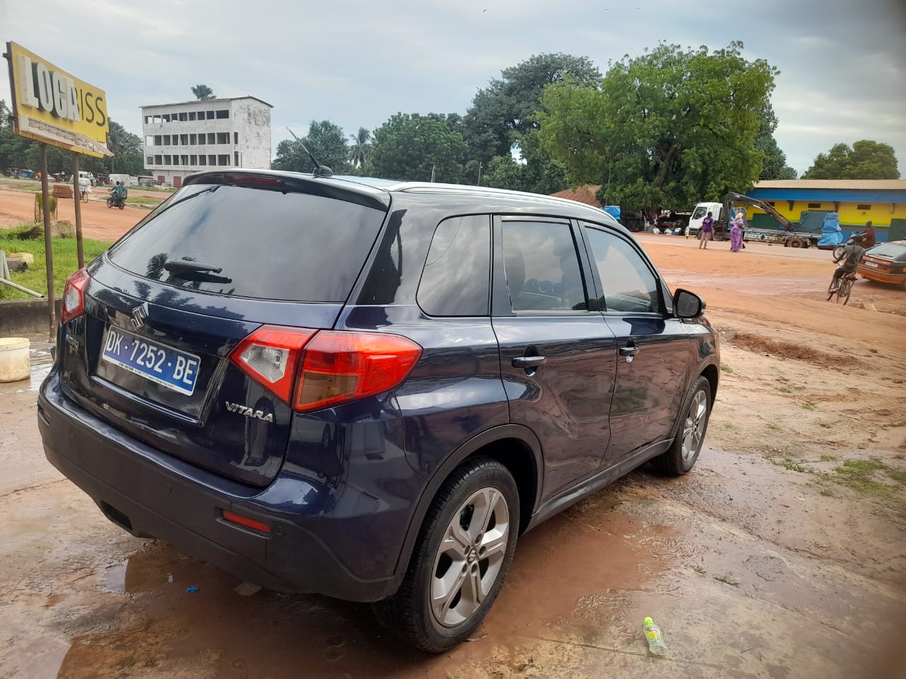 Suzuki Vitara bleue vue en entier