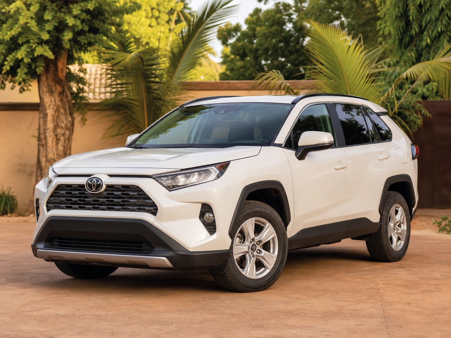 Toyota RAV4 blanche vue en entier